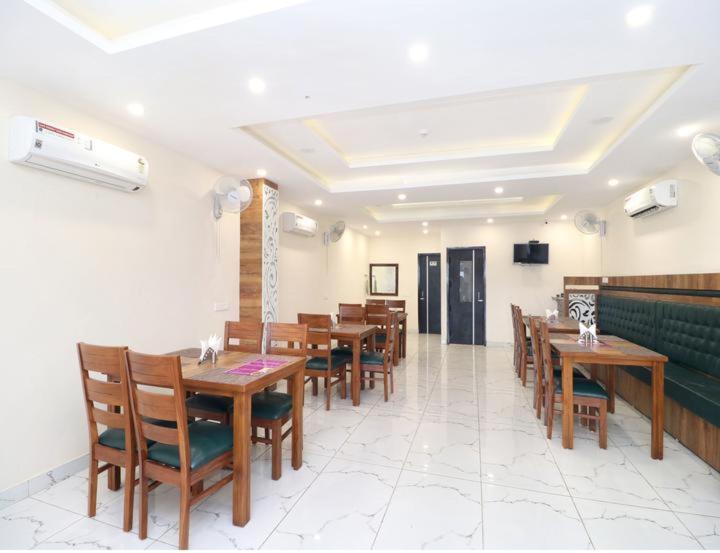 Hotel Wisteria -Main Highway Hotel Zirakpur Luaran gambar