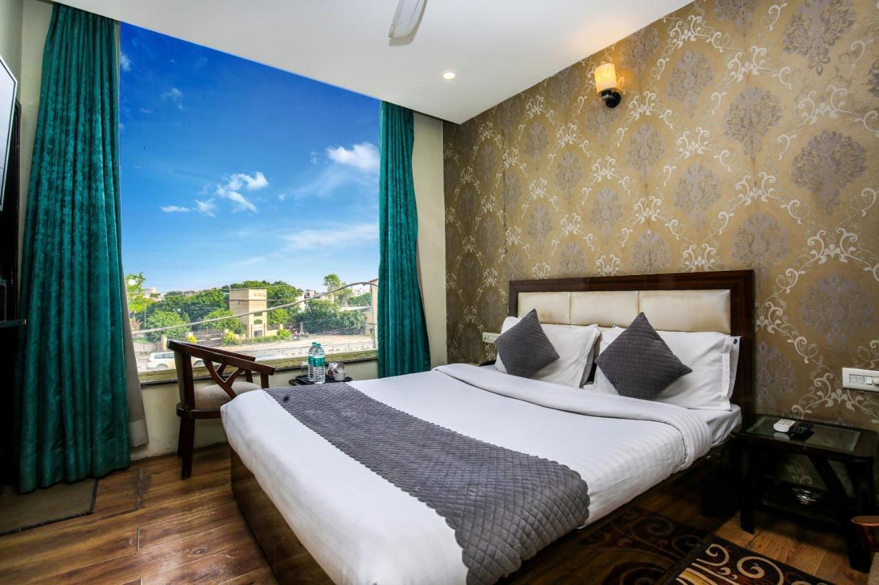 Hotel Wisteria -Main Highway Hotel Zirakpur Luaran gambar